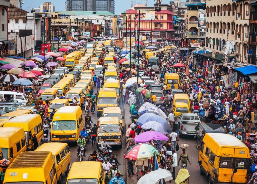 كم عدد سكان نيجيريا 2024